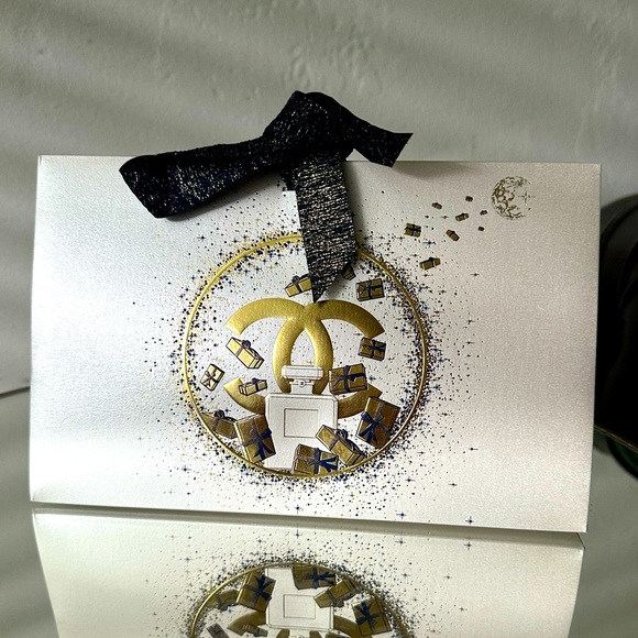 CHANEL GIFT BAG - Picture 1 of 3